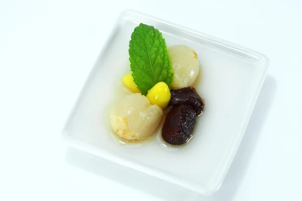 Dessert all'agar con foglie di frutta e menta — Foto Stock