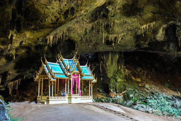 Pabellón real en la Cueva de Phraya Nakhon, Prachuap Khiri Khan, T —  Fotos de Stock