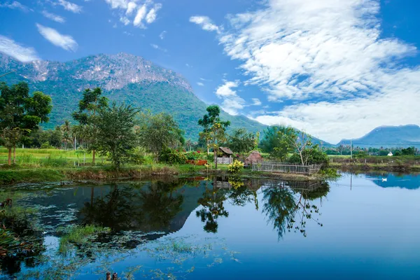 Reflexionen auf der Oberfläche des Berges im Studium der Natur — Stockfoto