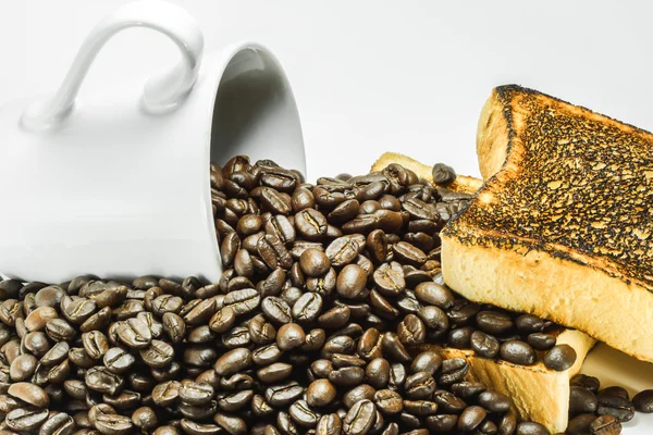 Granos de café tostados y rebanada de pan tostado . —  Fotos de Stock