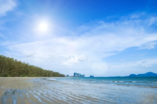 Plage tropicale. Ciel et mer . — Photo