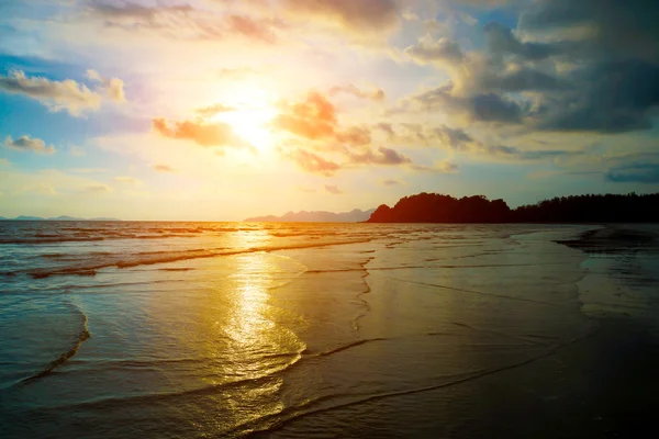 熱帯のビーチ。空と海。タイ. — ストック写真