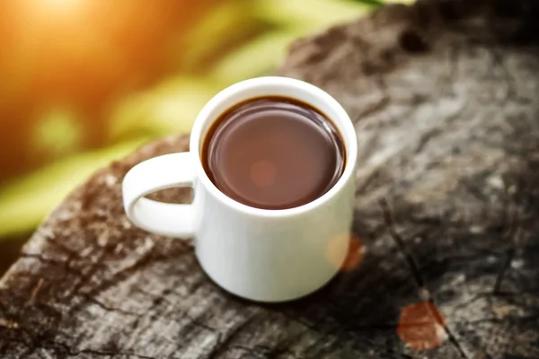 Morgenkaffee auf dem Holz. — Stockfoto