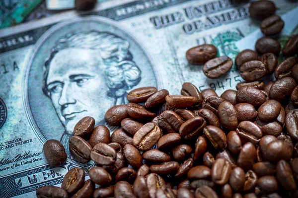 Roasted coffee beans on money background. — Stock Photo, Image