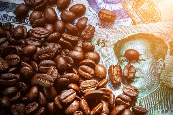 Roasted coffee beans on money background. — Stock Photo, Image