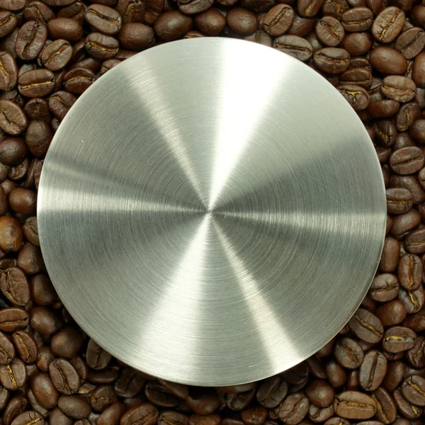 Grains de café torréfiés et cercle en acier inoxydable . — Photo