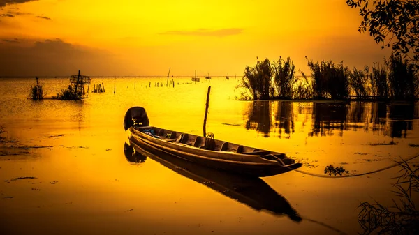 Silhouettes fishing boats on the lake. — Stock Photo, Image
