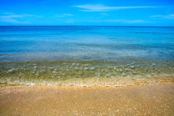 Cielo blu e spiaggia in estate . — Foto Stock