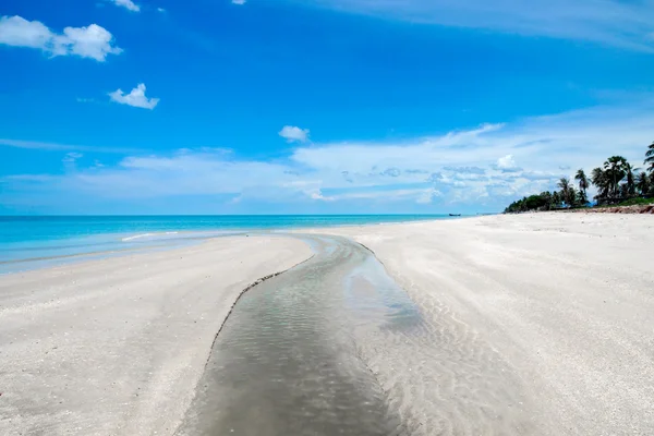 Blue sky and beach in summer. — Stock Photo, Image