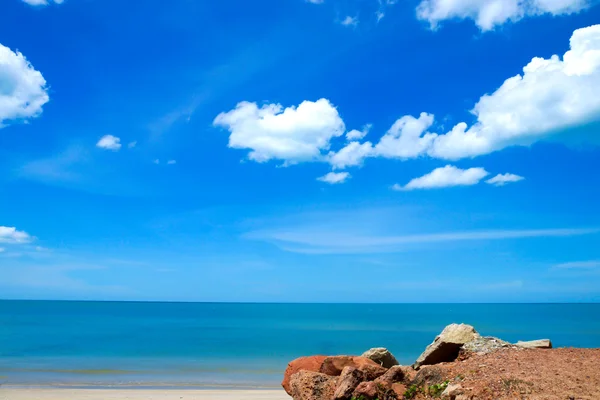 Blauwe hemel en strand in de zomer. — Stockfoto