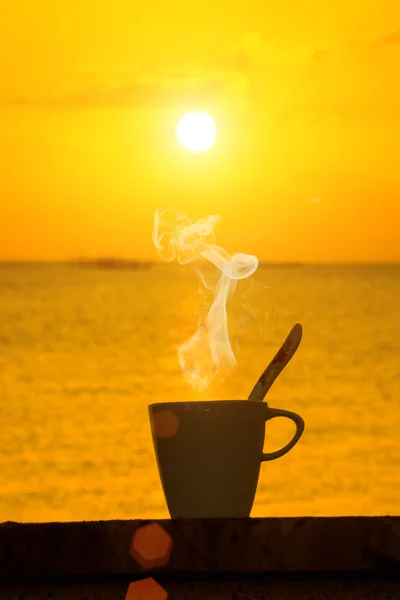 Siluetas de café de la mañana en el lago . — Foto de Stock