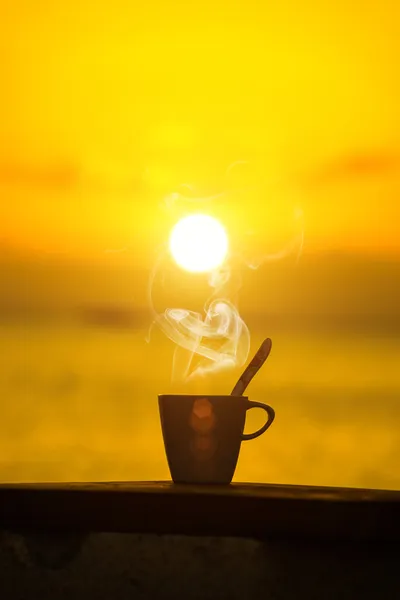 Silhouetten van's ochtends koffie op het meer. — Stockfoto