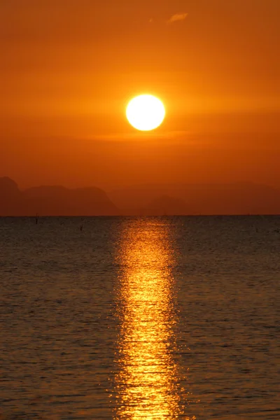 Coucher de soleil ciel et grand soleil, Thaïlande . — Photo