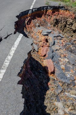 çatlaklar ve erozyona yol asfalt deprem.