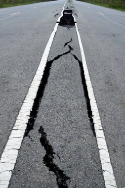 çatlaklar ve erozyona yol asfalt deprem.
