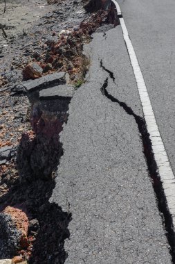 çatlaklar ve erozyona yol asfalt deprem.