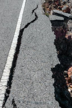 çatlaklar ve erozyona yol asfalt deprem.