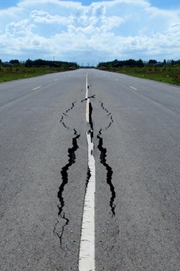 çatlaklar ve erozyona yol asfalt deprem.