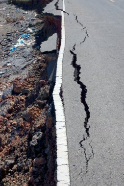 çatlaklar ve erozyona yol asfalt deprem.