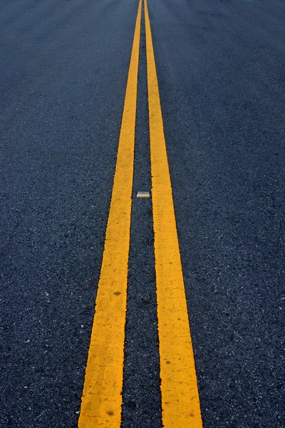 Två gula trafikerar linjer. — Stockfoto