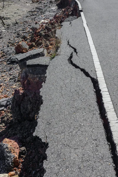 Çatlaklar ve erozyona yol asfalt deprem. — Stok fotoğraf