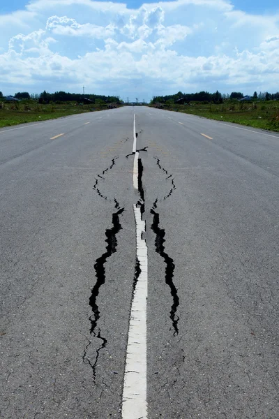 Sprickor och erosion av vägen av jordbävningen. — Stockfoto