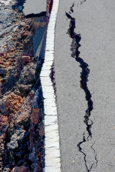 Fisuras y erosión de la carretera asfaltada por el terremoto . — Foto de Stock