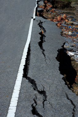 çatlaklar ve erozyona yol asfalt deprem.