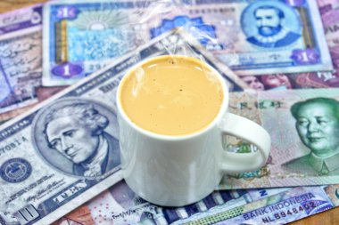 para zemin üzerine sıcak kahve.