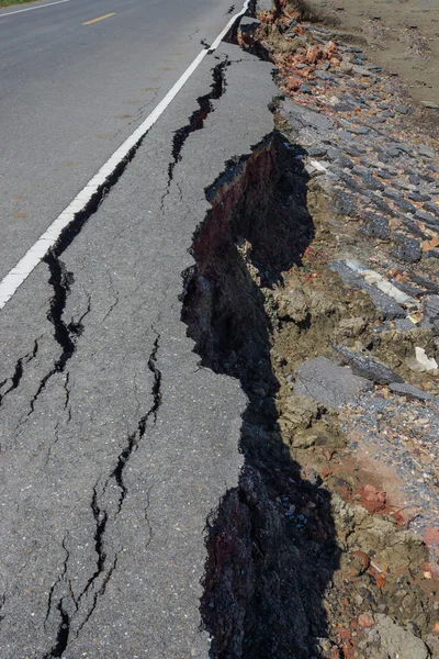 Fissures and erosion of the asphalt road by the earthquake. — Stock Photo, Image