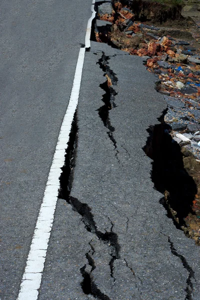 Fissures and erosion of the asphalt road by the earthquake. — Stock Photo, Image