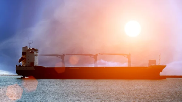 Пустой грузовой корабль — стоковое фото