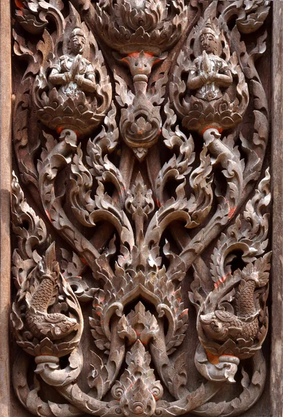 Alte thailändische Holzschnitzkunst — Stockfoto