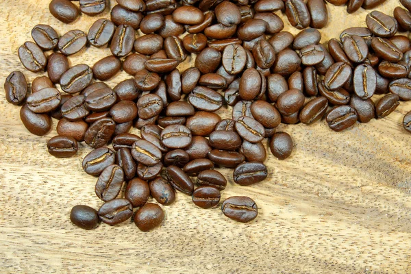 Granos de café tostados en madera. — Foto de Stock