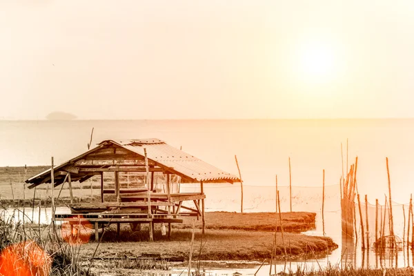 Cottage at the lake fishing, tourism in Southern Thailand. — Stock Photo, Image