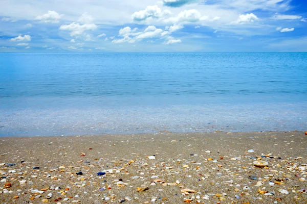 Laut biru dan pasir pantai, Thailand — Stok Foto