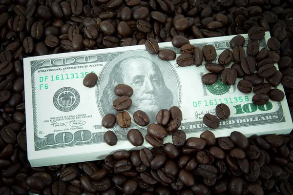 Roasted coffee beans on money background. — Stock Photo, Image