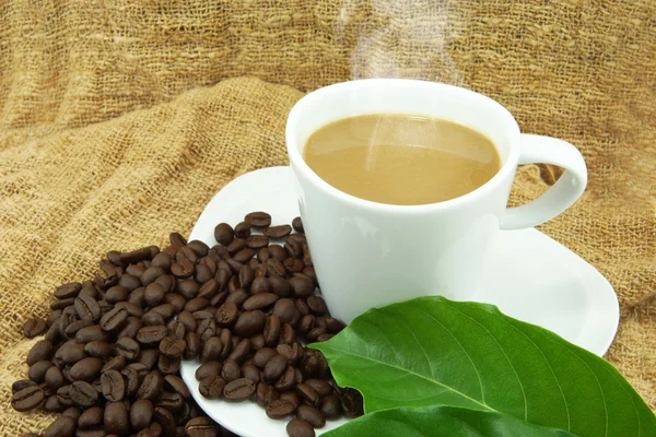 Kaffe och kaffebönor på tyg handgjorda. — Stockfoto