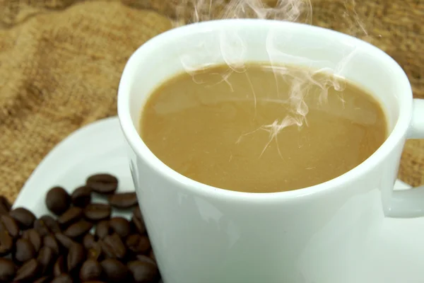 Kaffe och kaffebönor på tyg handgjorda. — Stockfoto