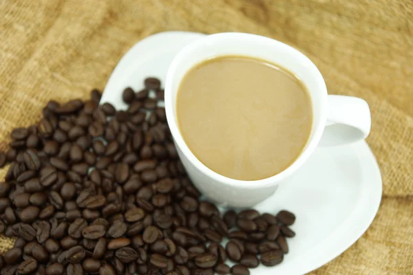 Grão de café e café em tecido artesanal . — Fotografia de Stock