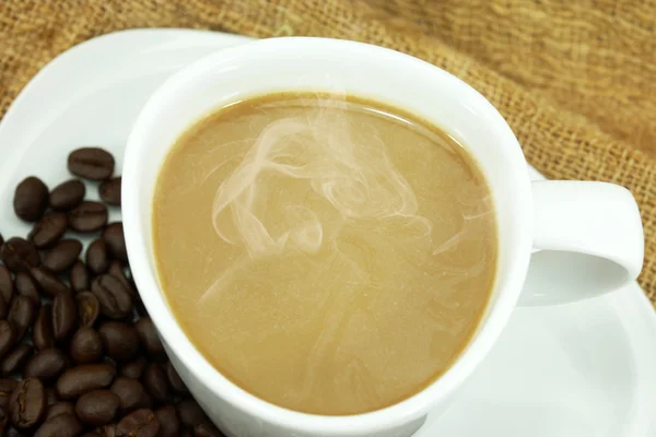 Grão de café e café em tecido artesanal . — Fotografia de Stock