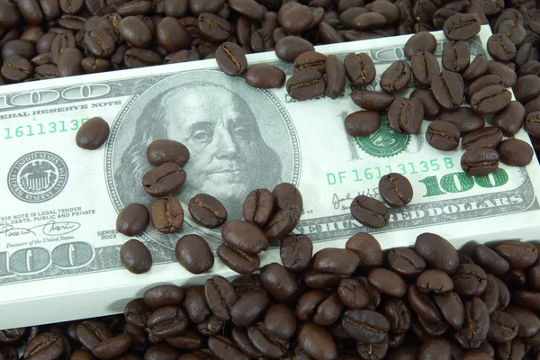 Roasted coffee beans on money background. — Stock Photo, Image