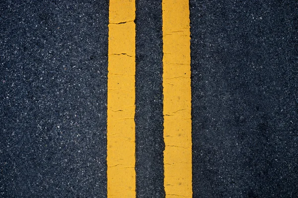 Iki sarı trafik satır. üç kere yolda. — Stok fotoğraf
