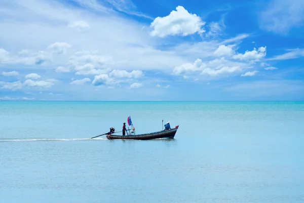 Kalmary małe łodzie rybackie czeka na morzu. — Zdjęcie stockowe