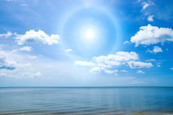 Güzel gökyüzü ve deniz beyaz bulutlar ile. — Stok fotoğraf