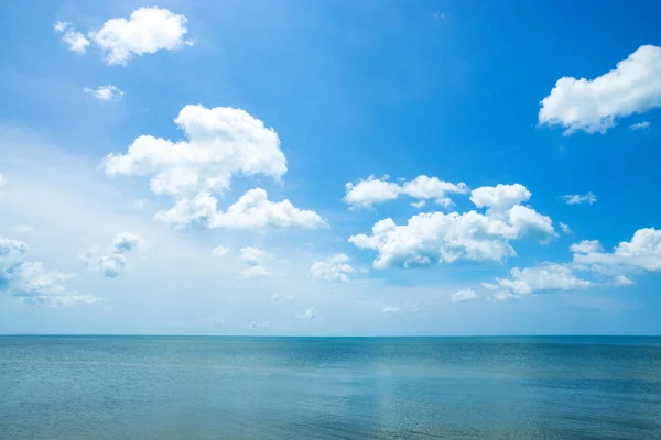 Mooie hemel en zee met witte wolken. — Stockfoto