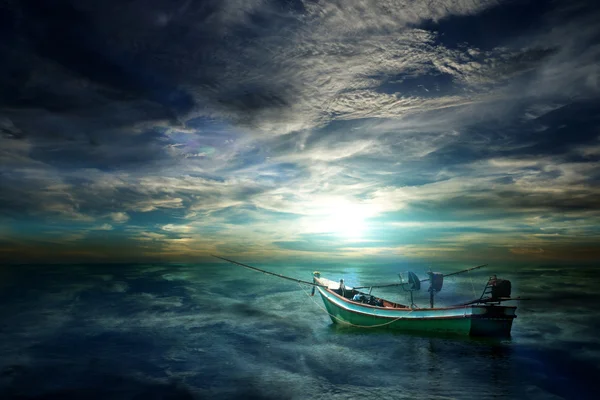 Petits bateaux de pêche au calmar en attente à la mer . — Photo