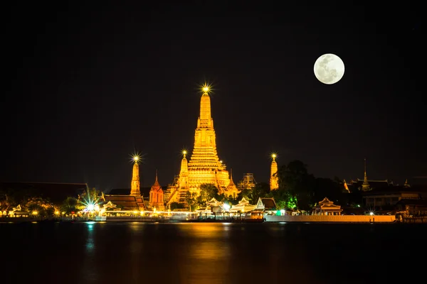 Wat Arun at night. The famous attractions of Thailand. Thailand' — Stock fotografie