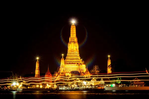 Wat Arun por la noche. Las famosas atracciones de Tailandia. Tailandia ' — Foto de Stock