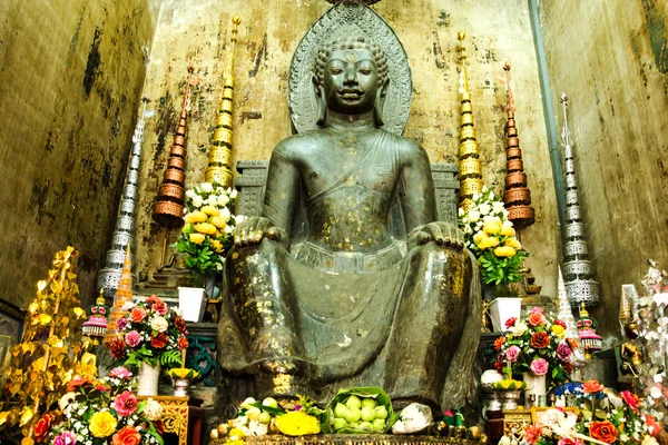 Aziatische religieuze kunst. oude groene stone sculpture van Boeddha in — Stockfoto